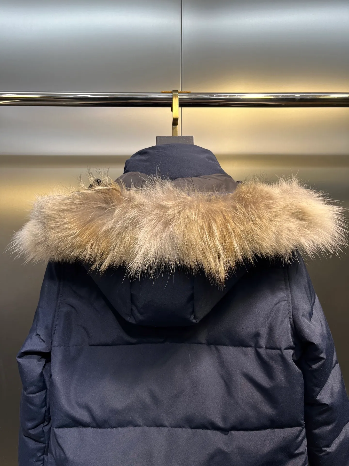 P860 CANADA GOOSE parka 22 styles ➖ Genuine synchronous anti-counterfeiting chip sensor! ➖ Imported 21-count polyester-cotton blended original fabric [last year’s 16-count/18-count hard fabrics have been completely eliminated, this year all use 21-count genuine synchronous fabrics, the soft mid-strap feels delicate and textured], genuine synchronous Feather-Light 10D waterproof coating fabric, made of 84.5 polyester fiber and 15.5 cotton, 100% the best feel in the entire network! ➖ The genuine official website is synchronized with the national standard 80 white duck down, you can check the official website customer service, there will never be a series of misleading claims such as 90 down or goose down! ��� Using the best nylon lining with double double-layer sealing design, velvet-proof No. 7 needle + grid-filled down ready-made garments, there is 100% no so-called velvet running! ➖ The cuffs are designed with thickened seamless threads, and the collar and pockets are lined with top-quality polar fleece to keep you warm and comfortable! ➖ Yoshida YKK provides original custom-made electroplated sliders. YKK two-way lockable zippers are tight and smooth and will not peel off paint! ➖ 3M composite guarantees that the Velcro is the same as the original, durable, and all accessories and hardware are custom-made! ➖ Imported BEHRINGER embroidery machine to customize the 10,000-needle embroidery logo, 98% of which can be reproduced to restore the original logo. You can check and compare on the official website! ➖ The fur collars are all made of large pieces of Western Canadian blue wolf hide, ensuring that each fur collar is 13-15cm wide! size：xs-xl